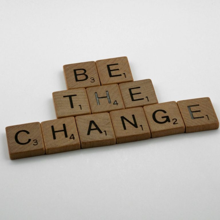 Scrabble-Steine formen die Worte ‚Be the Change‘ – Symbol für persönliche Verantwortung und Haltung im Change Management.