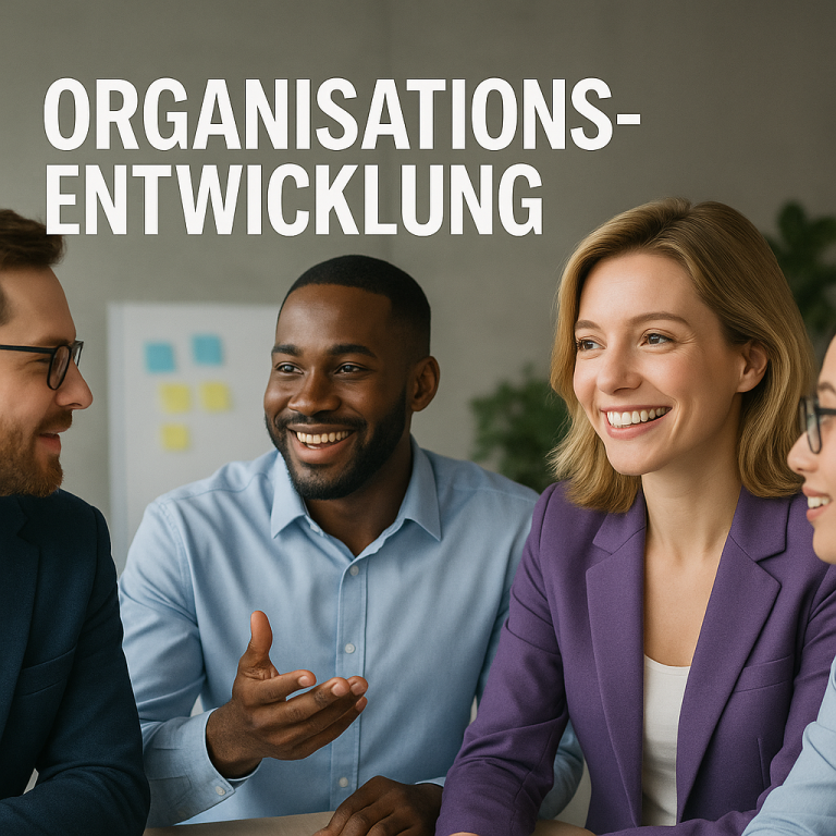 ächelnde Gruppe von Business-Profis im Gespräch – Symbol für Teamarbeit, Dialog und Organisationsentwicklung bei VisionSprint.