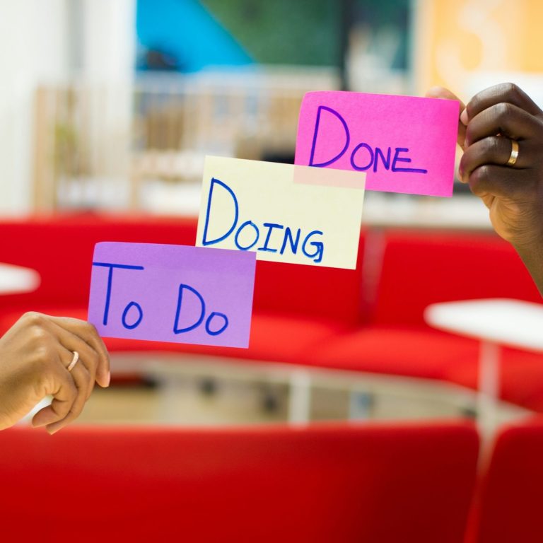 Drei farbige Notizzettel mit den Phasen To Do, Doing und Done – Symbolbild für agiles Projektmanagement mit Kanban-Methode.